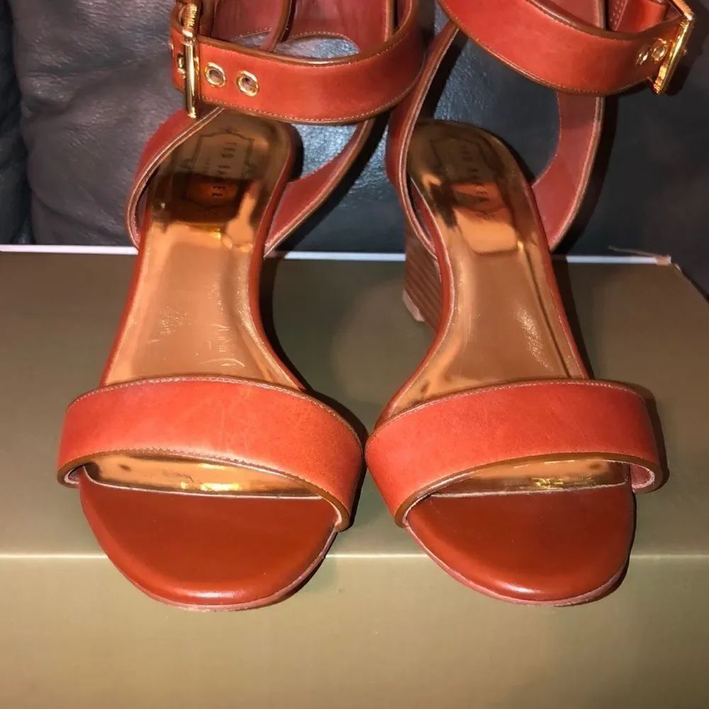Ted Baker 39 Lernox Camel Brown Trim Stacked Wedge Sandals Gold Tone Hardware - Picture 7 of 16